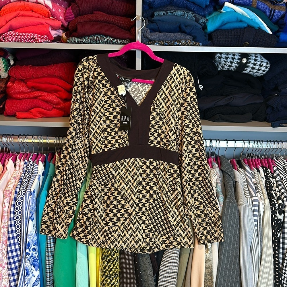D.F.A. Brown and tan houndstooth long sleeve v neck top size XL NWT